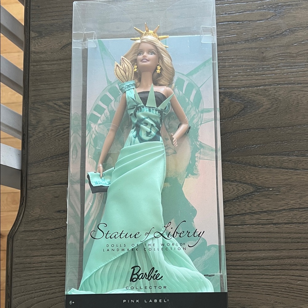 2009 Statue of Liberty Barbie Dolls of the World Landmark Collection